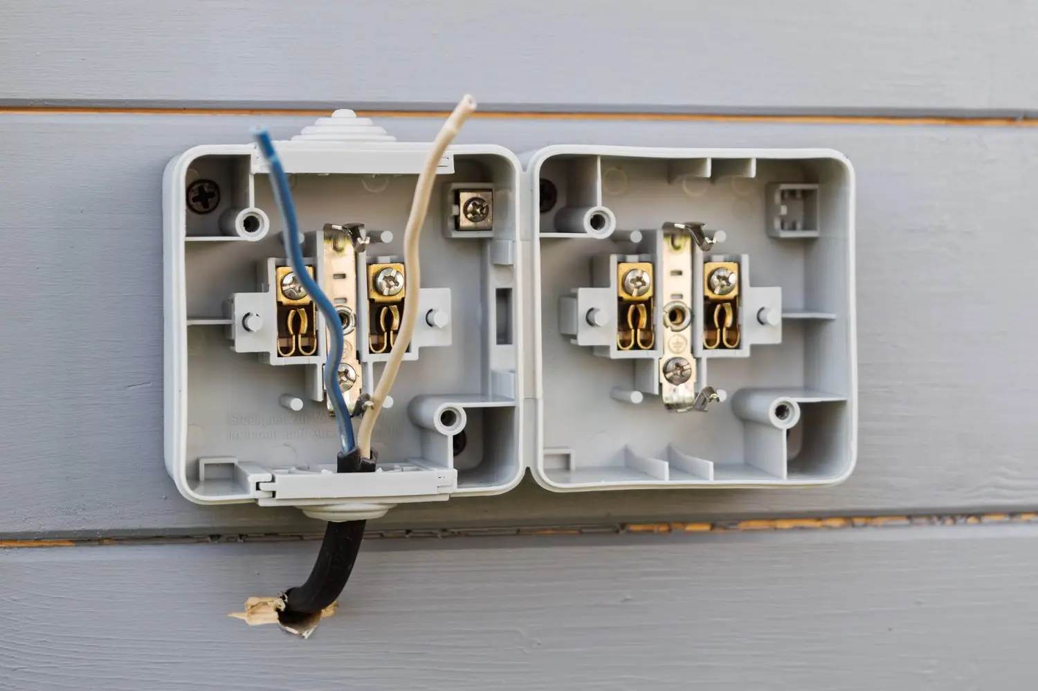 Jak samodzielnie wymienić gniazdko elektryczne