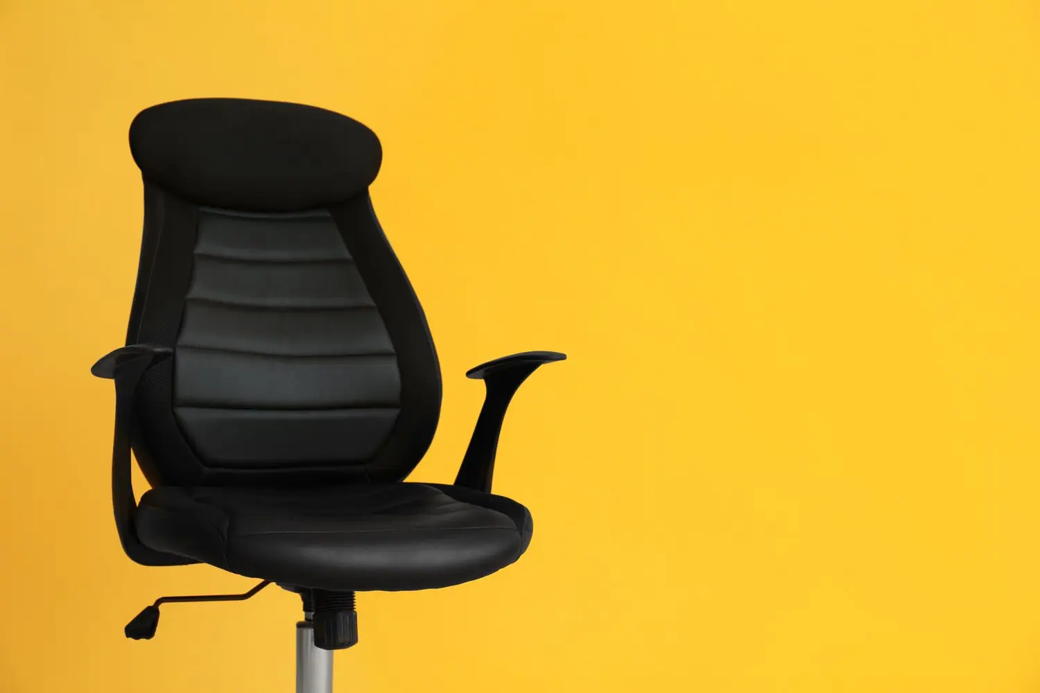 Jak wybrać ergonomiczne krzesło biurowe dla długich godzin pracy
